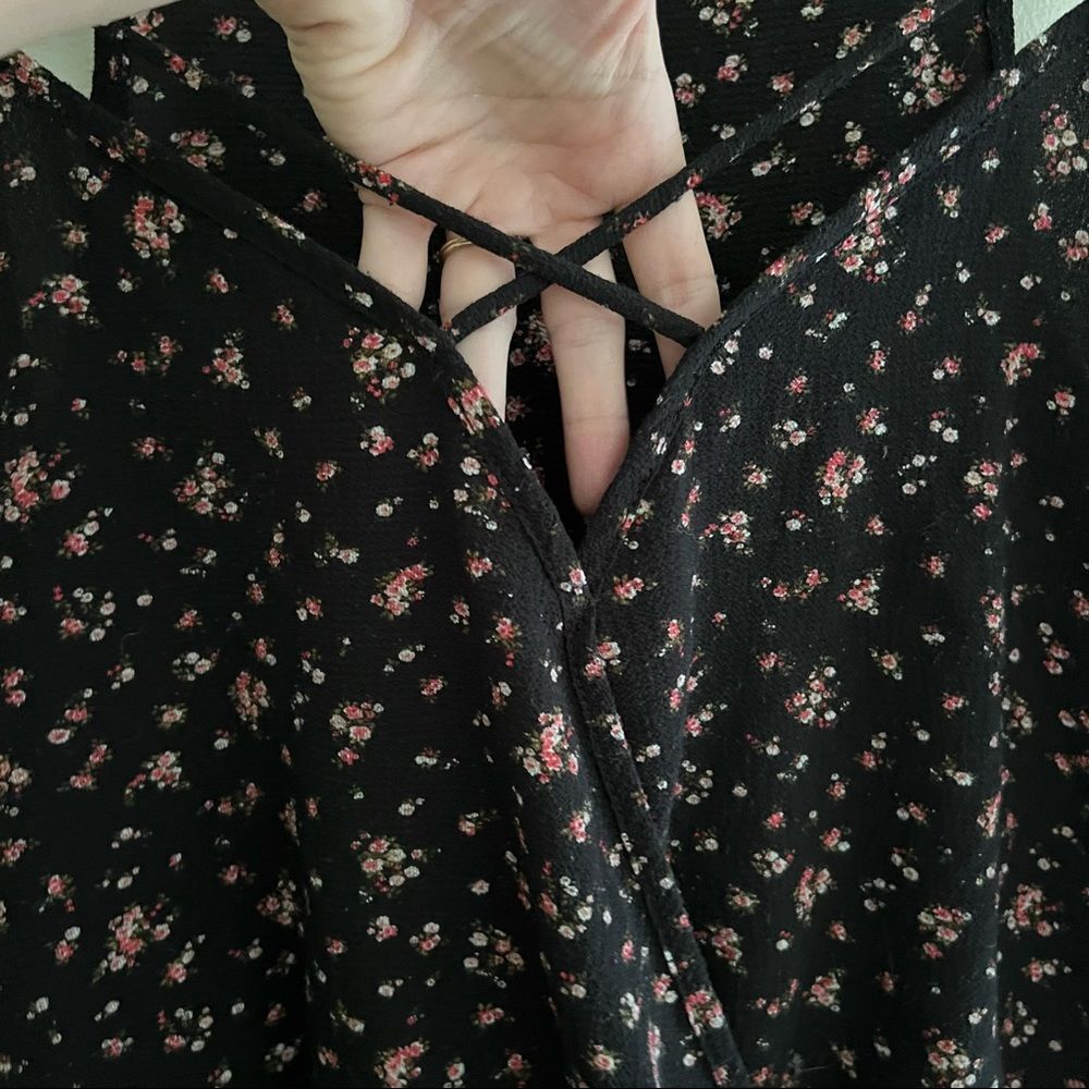 😊 3/$30 
FREE KISSES TOP ROSEBUD FLOWER
FAUX WRAP BLOUSON CUT CRISSCROSS Sz XL